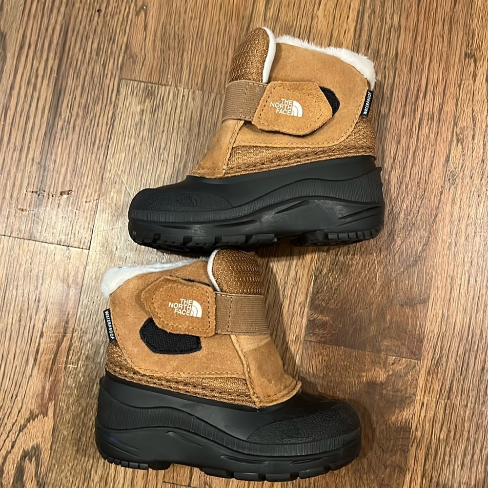 North face snow boots water proof! Size 8c